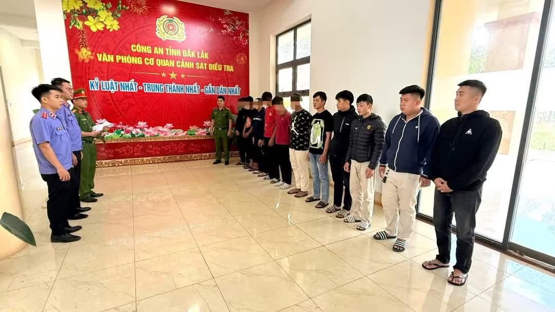rượt đuổi đ&aacute;nh nhau,  tr&ecirc;n đường phố ảnh 1