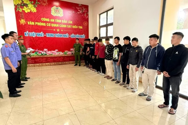 Hơn 10 đối tượng mang hung khí, rượt đuổi đánh nhau trên đường phố