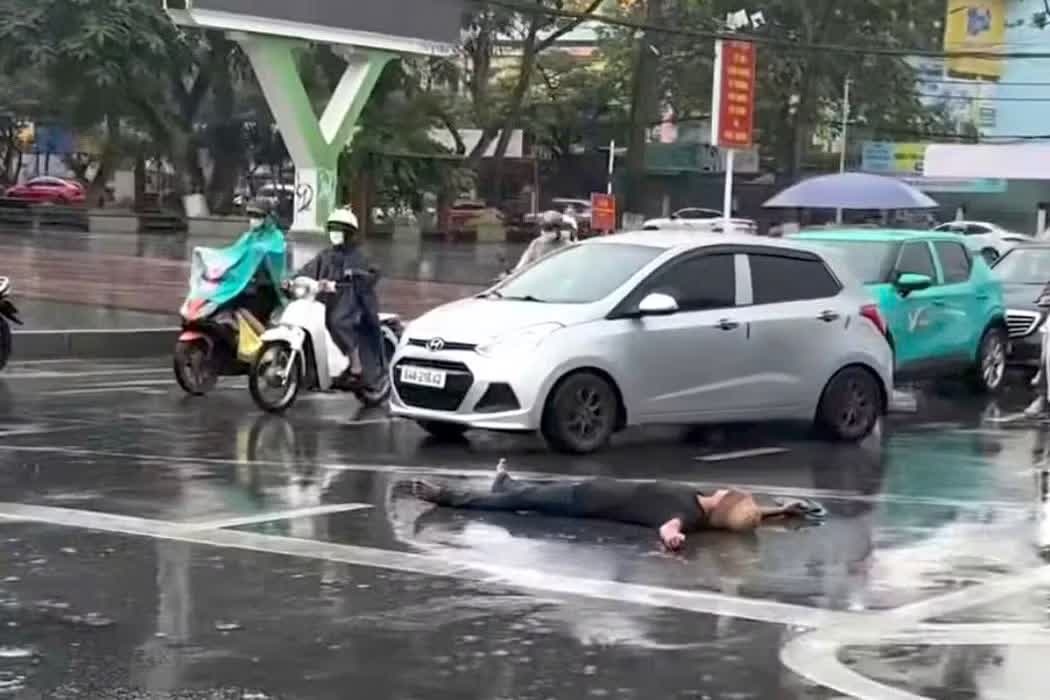 Công an xác minh, người đàn ông nằm giữa đường