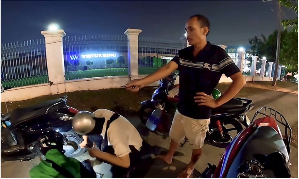 Vá xe miễn phí, tài xế Grab ở TP.HCM bị dọa 'đập nát đầu'