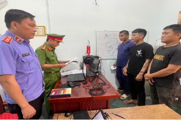 Hăm dọa đòi nợ thuê, tiện tay bắt 3 con gà