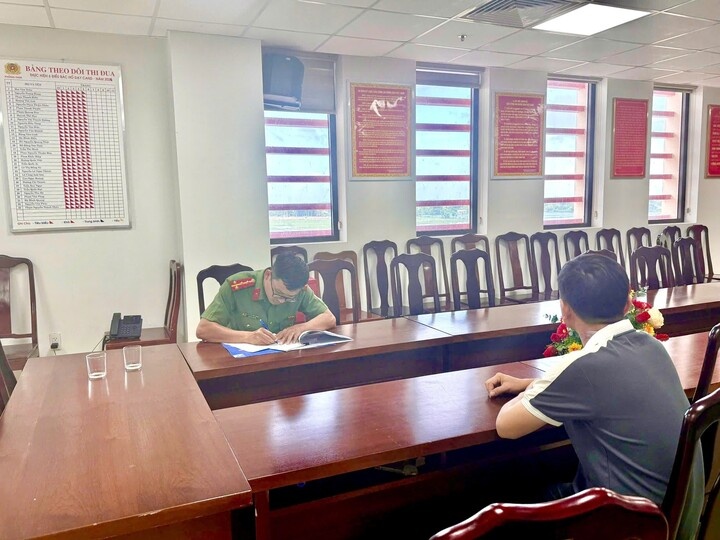 người bịa chuyện,  thanh ni&ecirc;n cố thủ,  tr&ecirc;n n&oacute;c nh&agrave; ảnh 1