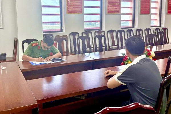 Xử phạt người bịa chuyện 2 thanh niên cố thủ trên nóc nhà ở Huế