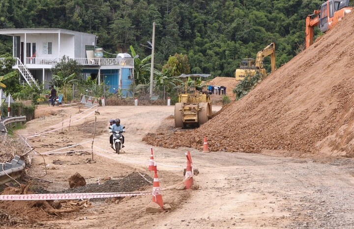 Xuất hiện vết nứt dài khoảng 70m trên quốc lộ 28 ở Lâm Đồng