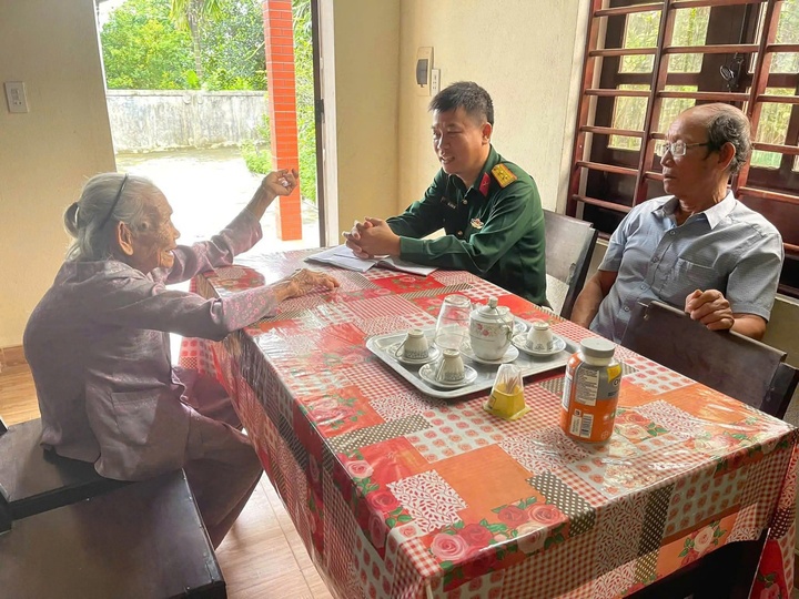 Người dân báo tin hố bom cũ nghi có mộ tập thể liệt sĩ