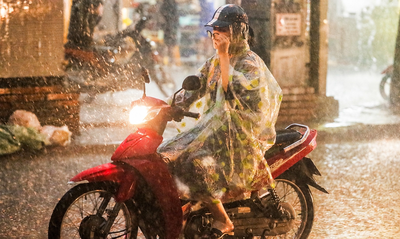 Miền Trung mưa lớn, tâm mưa từ Hà Tĩnh đến Đà Nẵng