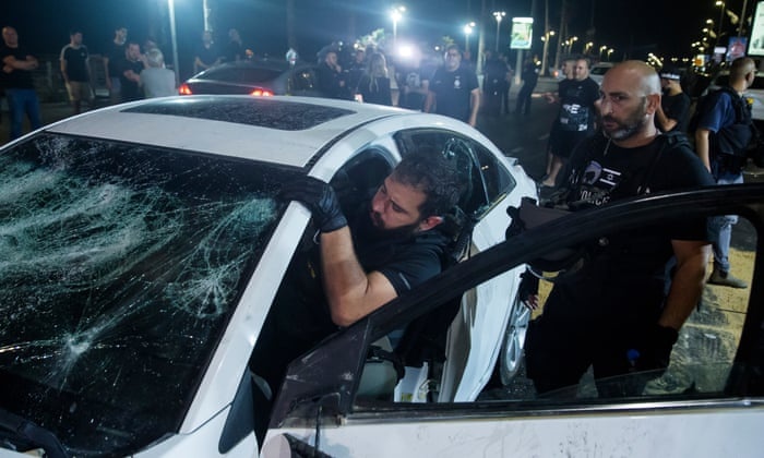 Nguoi dan ong bi loi khoi oto va danh dap giua pho o Israel hinh anh