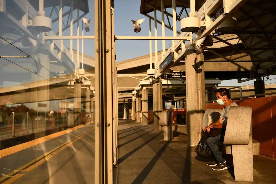 Tranh cai lien quan den quy dinh deo khau trang o My anh 1