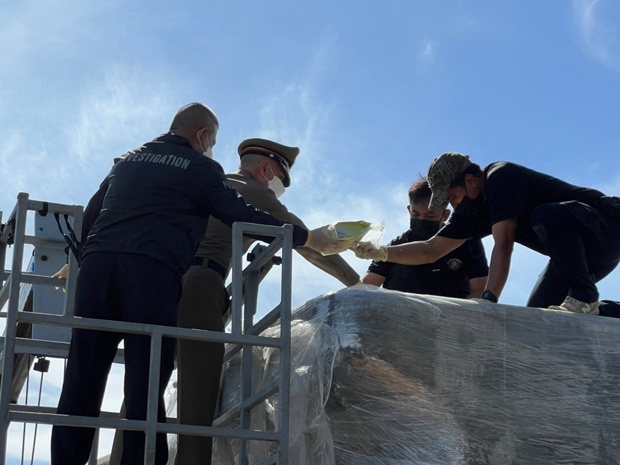 Phat hien 200 kg ma tuy trong dau tuong Moai anh 1