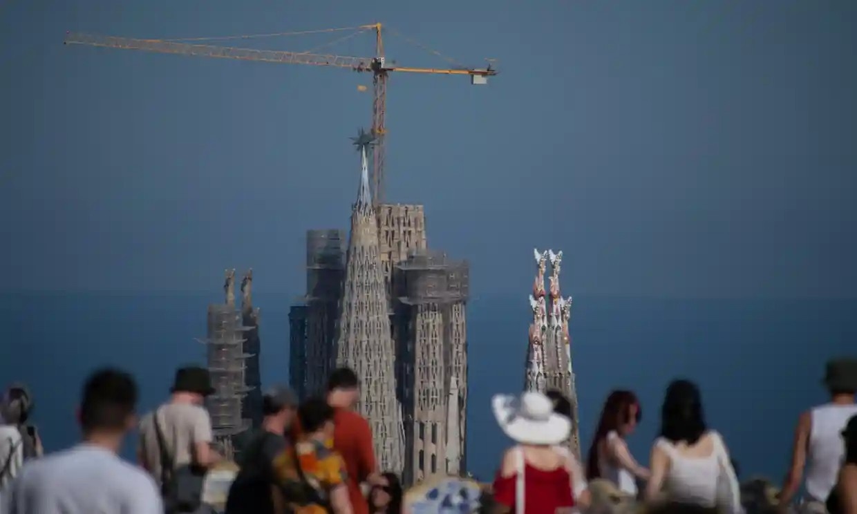 Barcelona vat lon voi nhung hau qua cua du lich dai chung anh 4