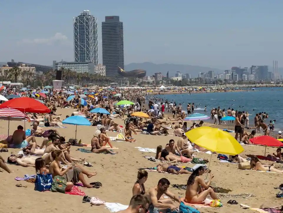 Barcelona vat lon voi nhung hau qua cua du lich dai chung anh 2