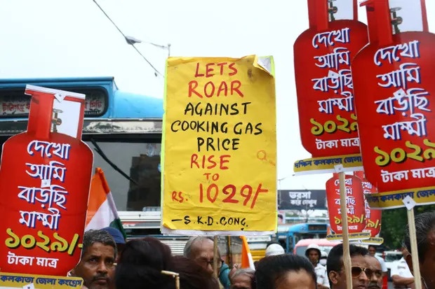 Khung hoang gia ca sinh hoat tai cac quoc gia anh 5