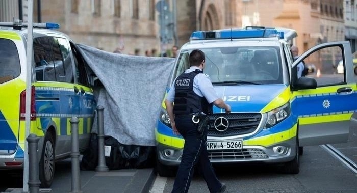 Phat hien dau nguoi bi bo lai truoc cua toa an tai Duc hinh anh