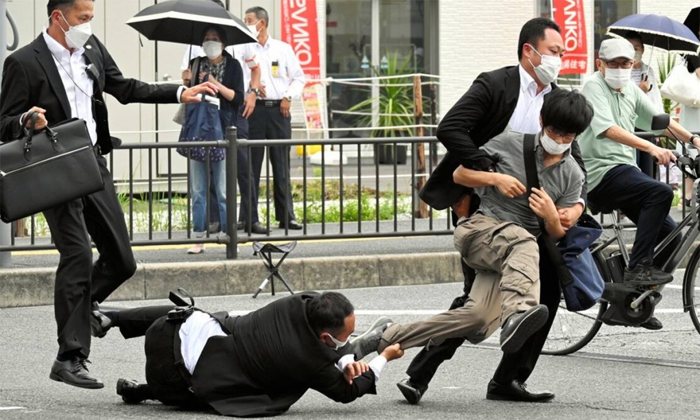 Nghi pham khai vi me nen am sat cuu Thu tuong Shinzo Abe hinh anh