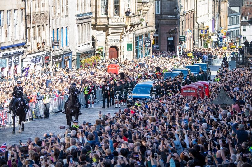 Linh cuu nu hoang len duong tro ve London hinh anh