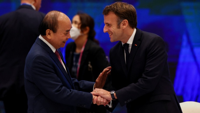 Chu tich nuoc an trua lam viec voi ong Macron va thai tu Saudi Arabia hinh anh