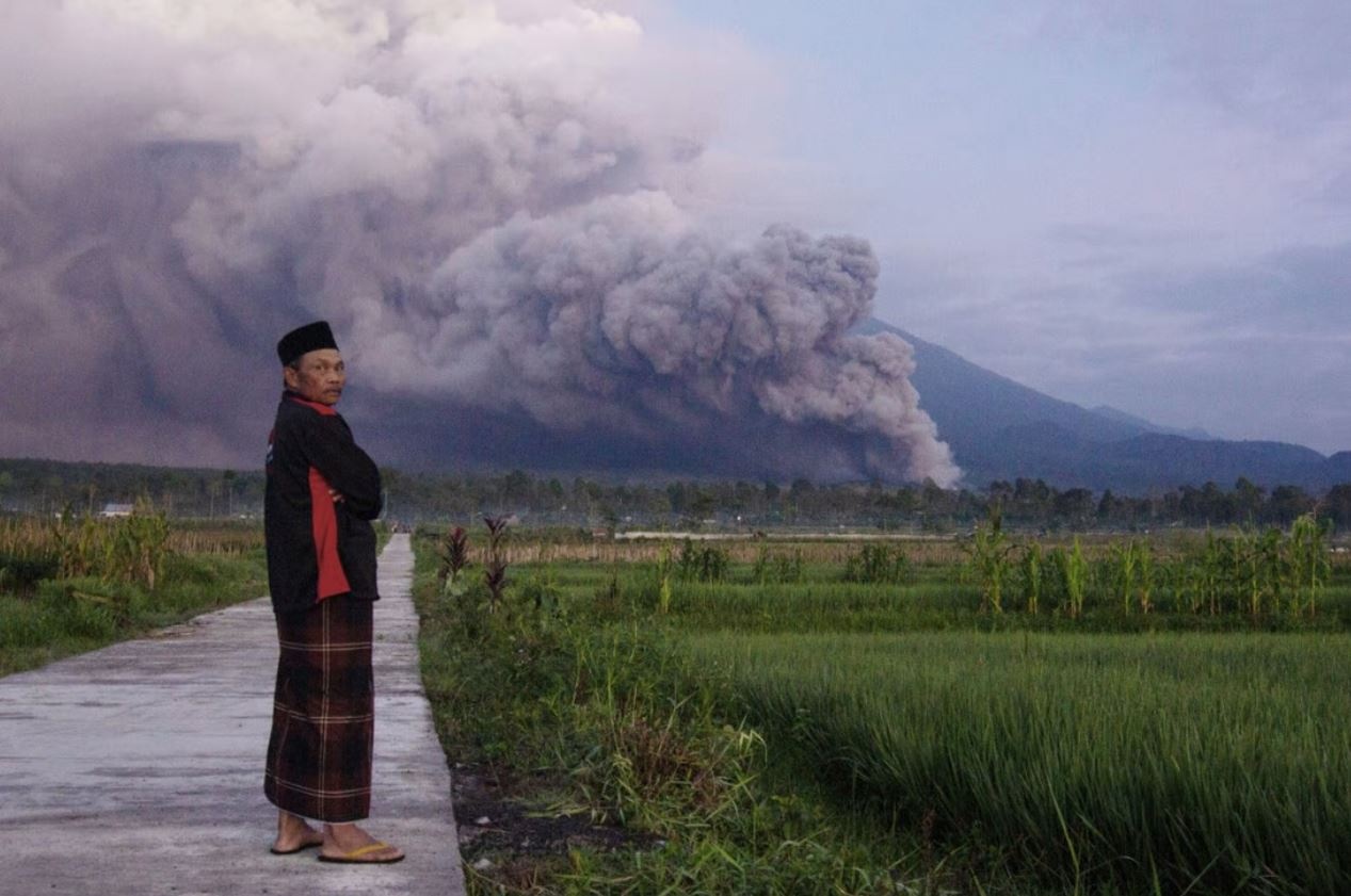 Nui lua phun trao 1,5 km, Indonesia phat bao dong cao nhat hinh anh