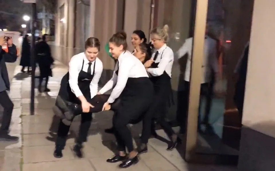 Nha hoat dong bi duoi khoi nha hang cua thanh rac muoi o London hinh anh