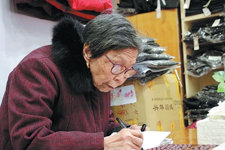 Cu ba Trung Quoc quyet tra het no 3 trieu USD, khong tuyen bo pha san hinh anh