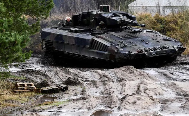 Duc tam dung mua moi xe boc thep Puma do hong hang loat hinh anh