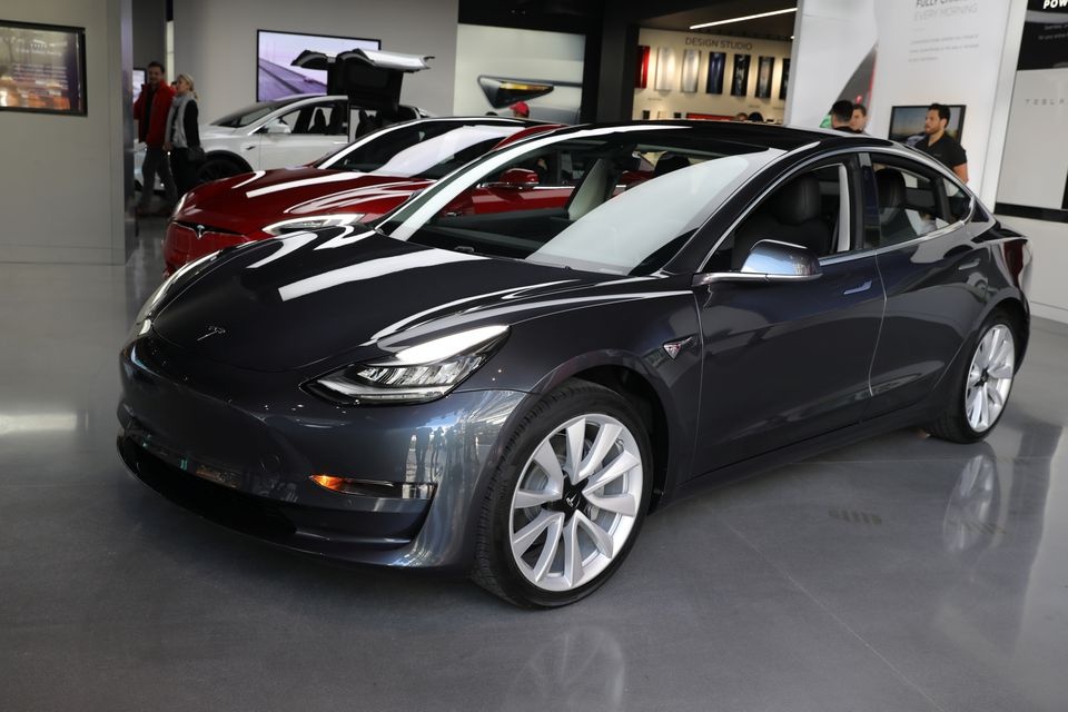 Tesla tang gap doi muc chiet khau voi mau xe dien chu luc hinh anh