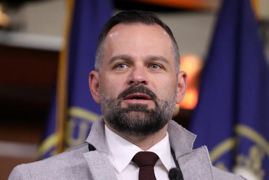 Nghi si My dung luu dan lam qua cho dong nghiep tai Ha vien hinh anh