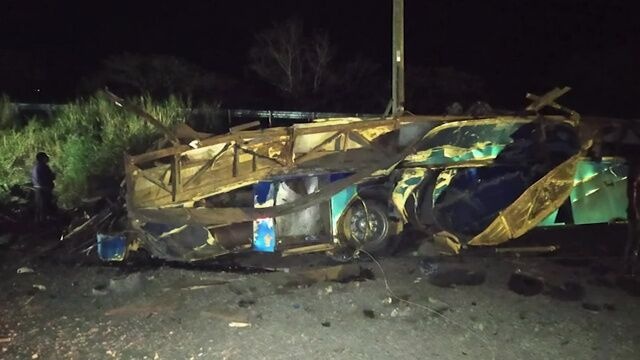 Hang chuc nguoi nhap cu o Panama thiet mang khi xe buyt lao xuong vuc hinh anh