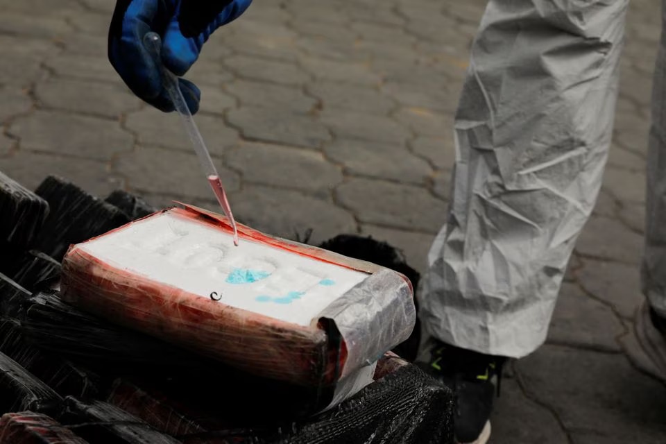 Ecuador bien ma tuy thanh be tong do lo thieu qua tai hinh anh