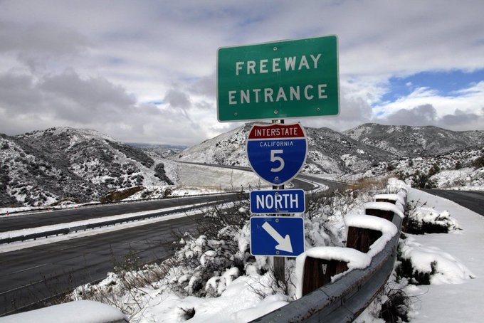 Hang chuc nghin gia dinh mat dien tai California do bao mua dong hinh anh