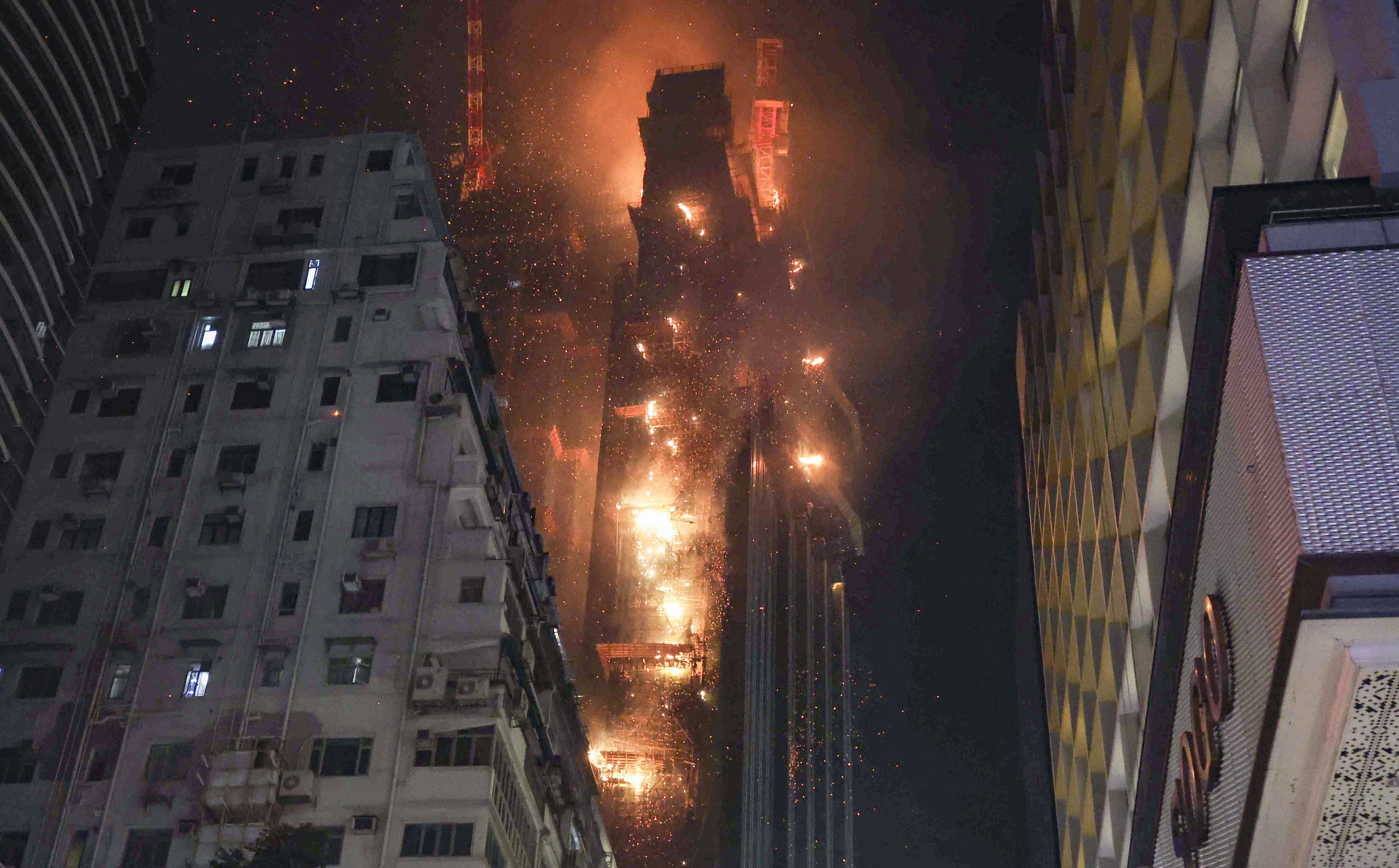 Khoanh khac chay nha choc troi khien troi dem ruc sang o Hong Kong hinh anh