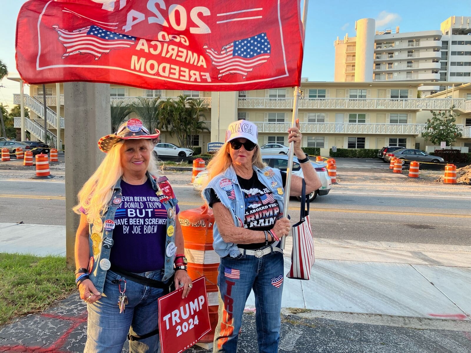 Nguoi ung ho ong Trump bieu tinh truoc cua khu nghi duong Mar-a-Lago hinh anh