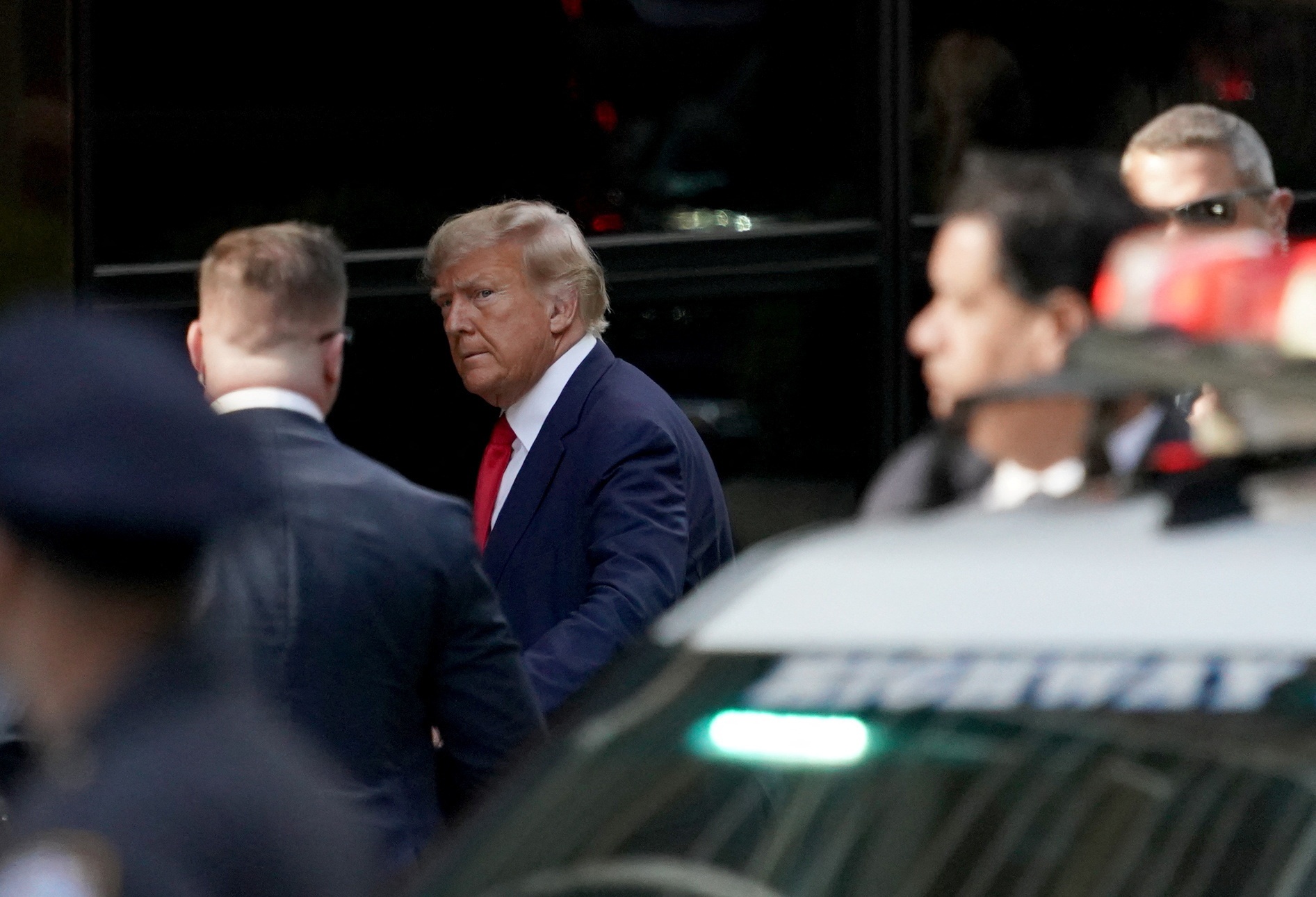 Ong Trump lan dau phat bieu trong ngay ra toa hinh anh