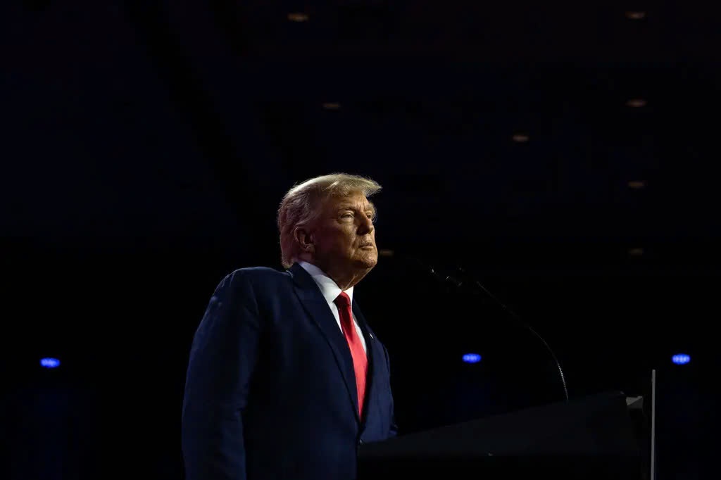 Nguoi xep hang dau tien ben ngoai toa an xet xu ong Trump hinh anh