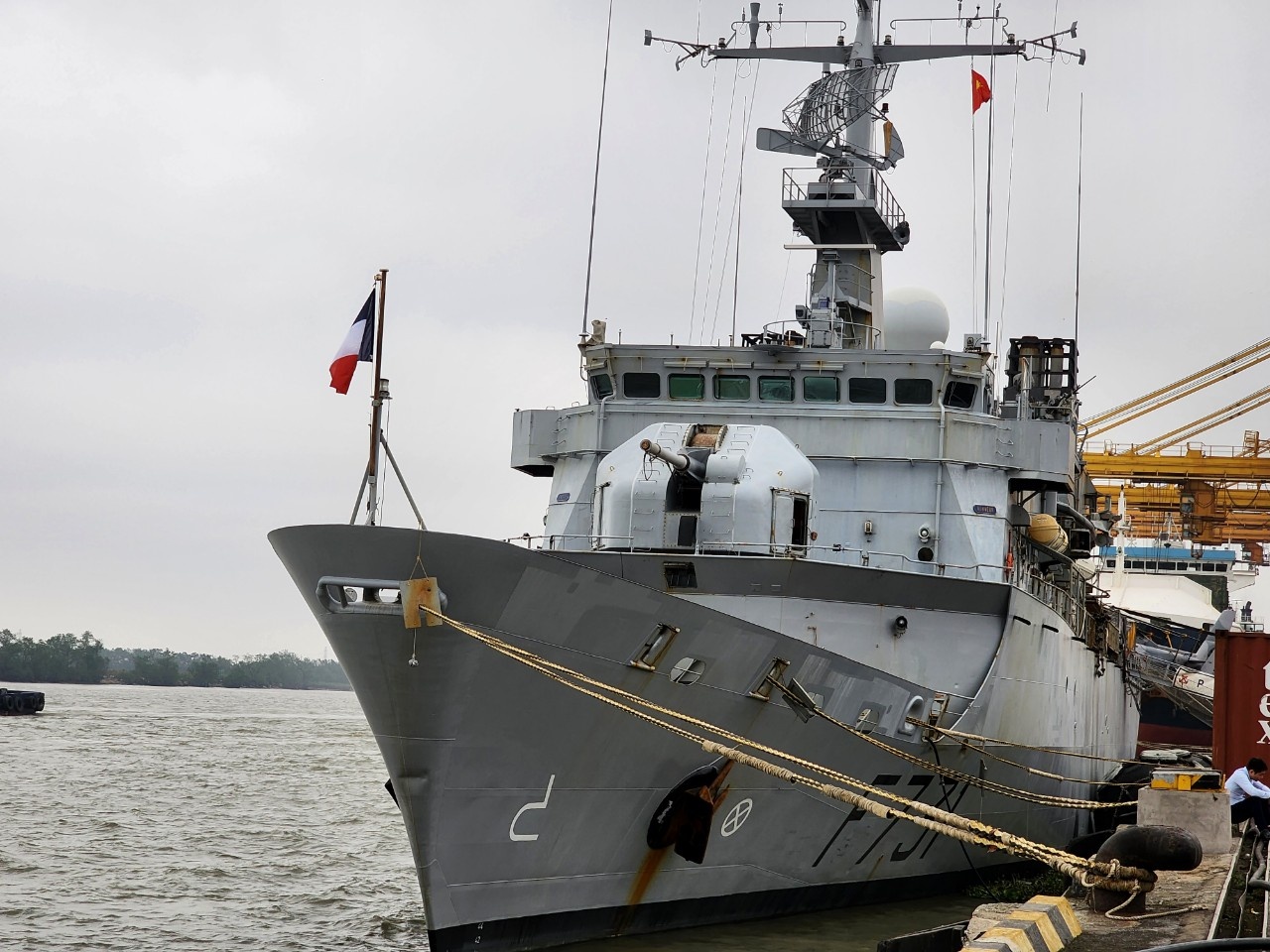 Khinh ham Phap dien tap chung voi Hai quan Viet Nam hinh anh