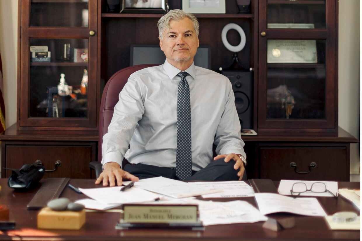 Tham phan chu tri phien truy to ong Trump nhan hang chuc loi de doa hinh anh