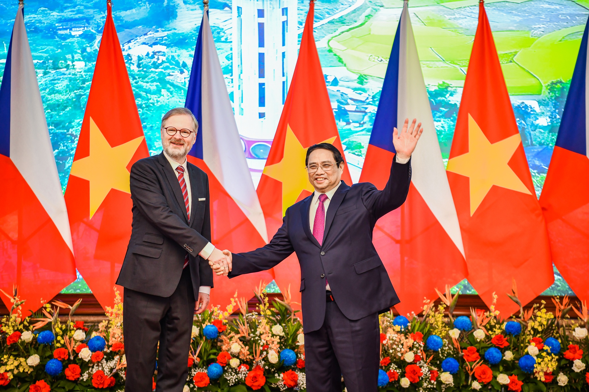 Thu tuong Pham Minh Chinh hoi dam voi thu tuong Czech hinh anh