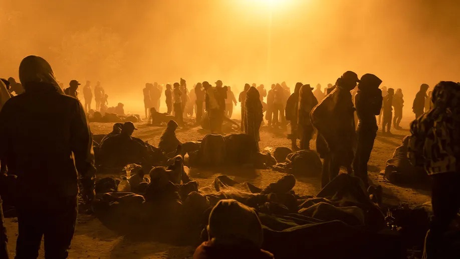 Dong nguoi nhap cu tran ve bien gioi My khi Dieu khoan 42 het hieu luc hinh anh