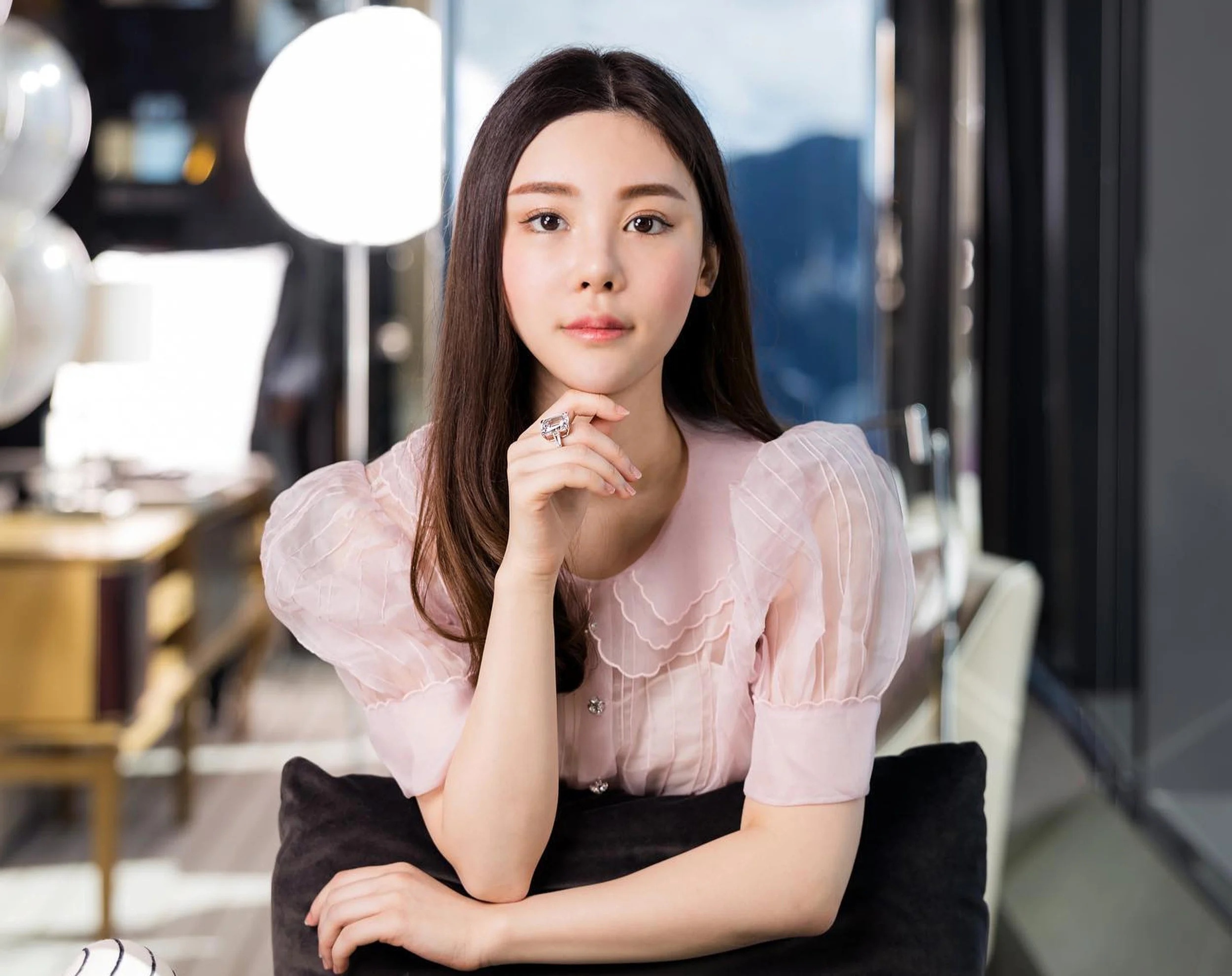 Gia cua viec tai tao guong mat Abby Choi hinh anh