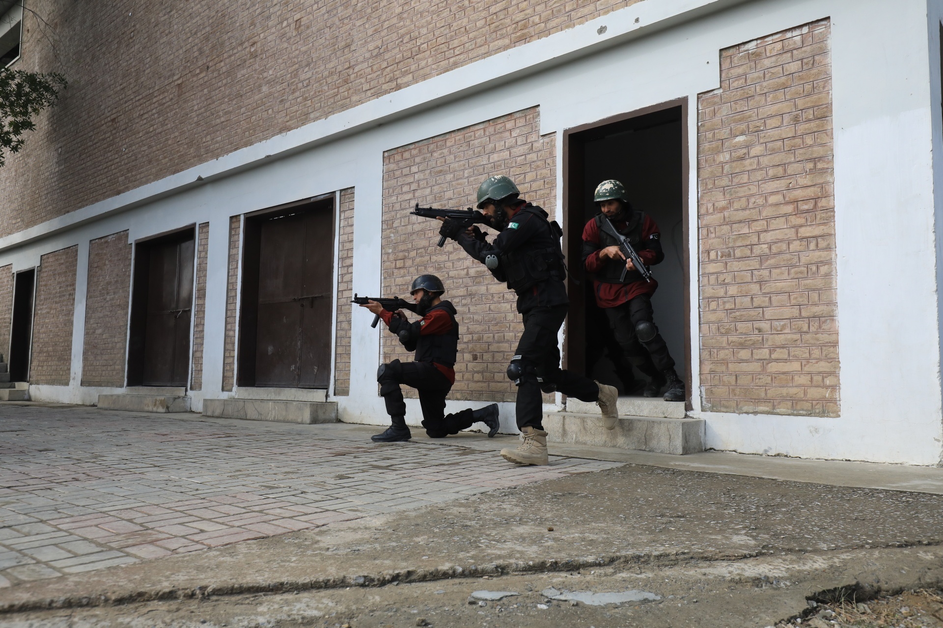 Canh sat Pakistan luc soat nha cuu Thu tuong Imran Khan hinh anh