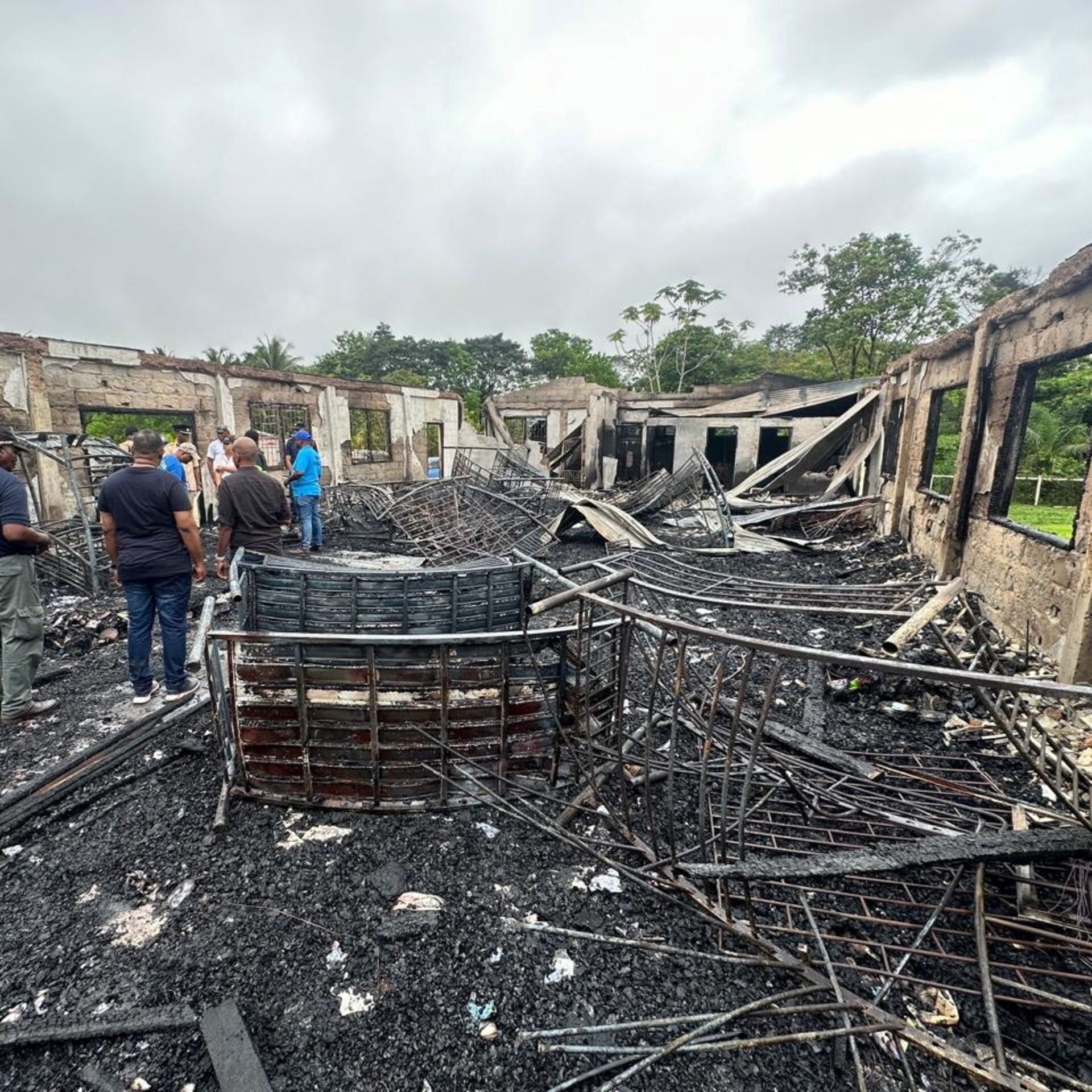 Hoc sinh phong hoa truong o Guyana sau khi bi tich thu dien thoai hinh anh