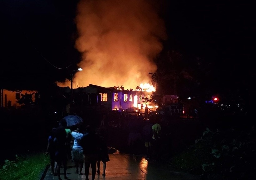 Hoc sinh phong hoa truong o Guyana sau khi bi tich thu dien thoai hinh anh