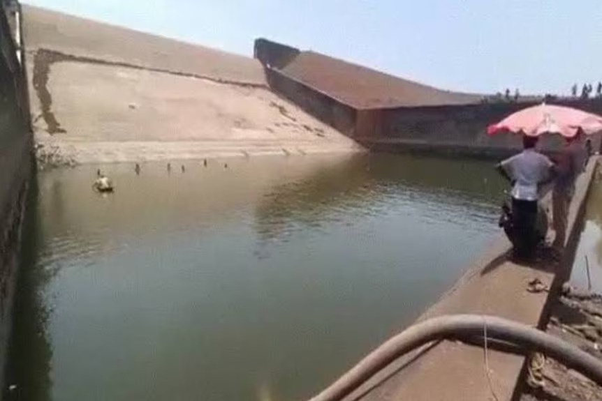 Hut 2 trieu lit nuoc ra khoi be chua o An Do de tim dien thoai roi hinh anh