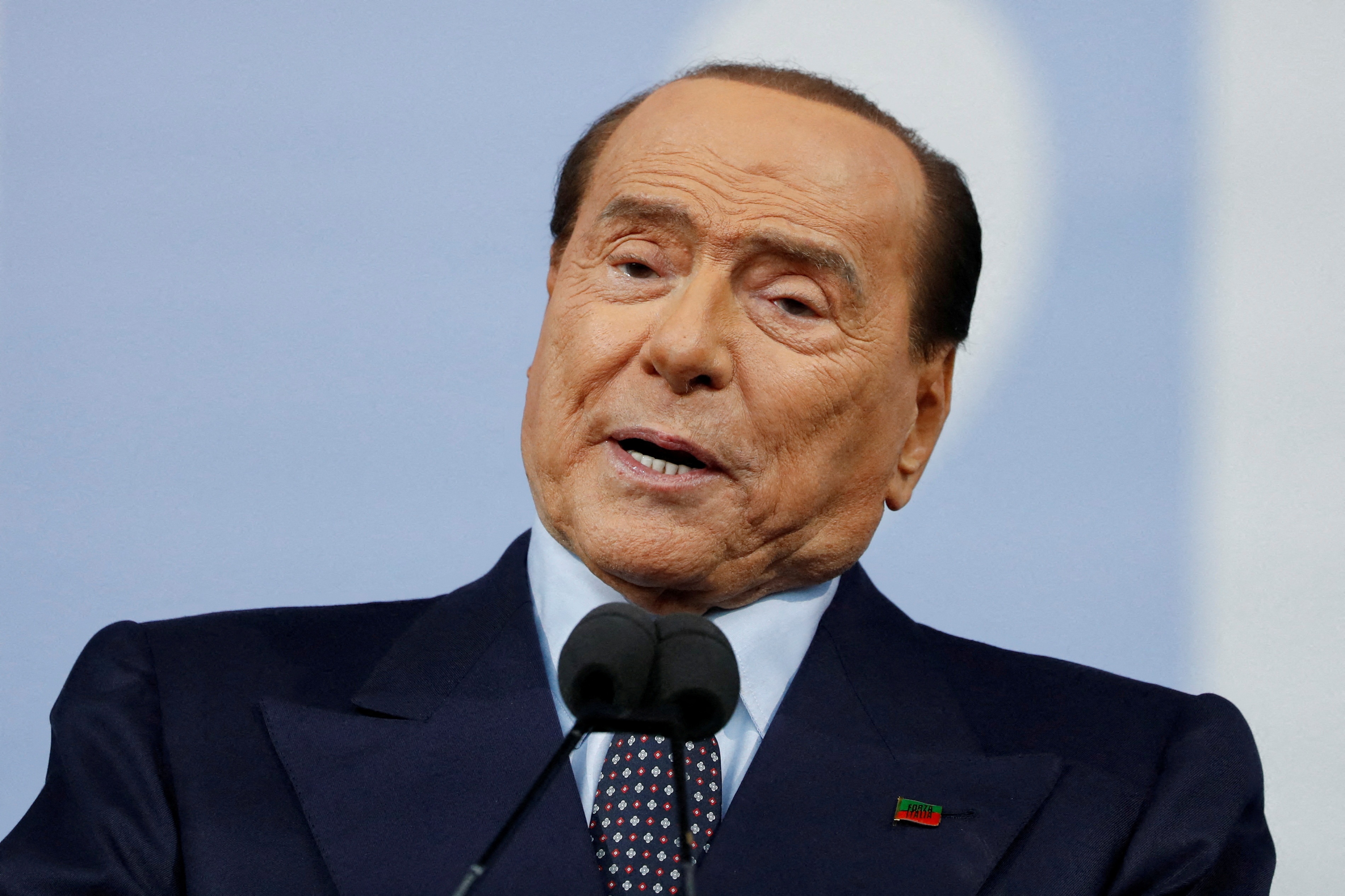 Cuu Thu tuong Italy Silvio Berlusconi qua doi hinh anh