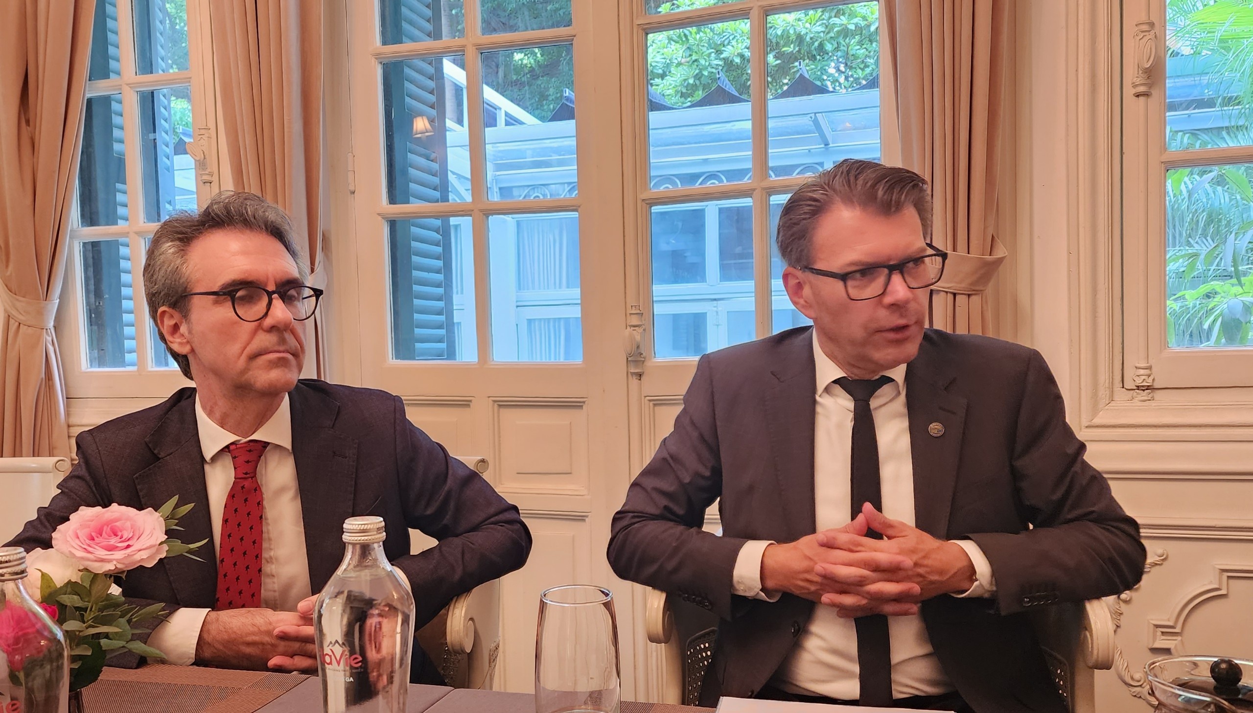 Nghi vien chau Au anh 1