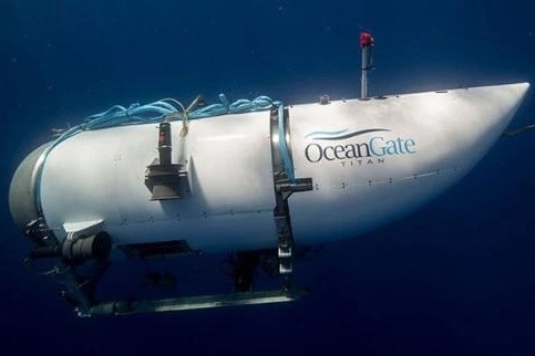 Gia dinh tuong niem 2 cha con tu nan trong tham kich tau Titan hinh anh