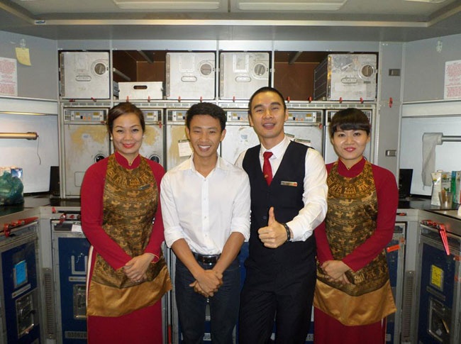 Running Man chup anh voi tiep vien Vietnam Airlines hinh anh