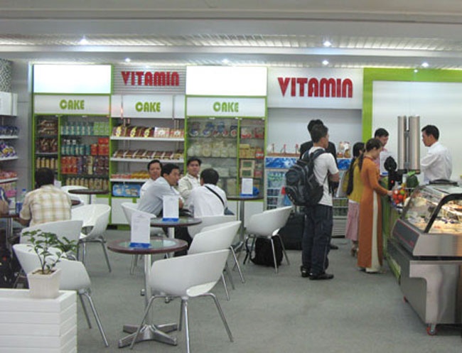 Ap tran 15.000 dong/chai nuoc o san bay Noi Bai: Van nhu cu hinh anh