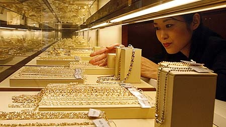 Gia vang bat ngo len cao nhat trong 2 thang hinh anh