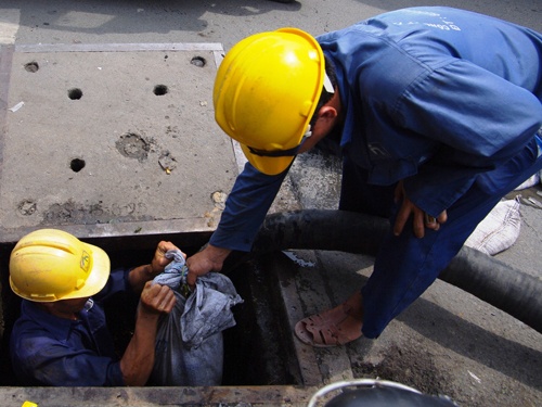 Dan mang 'day song' voi luong 2,6 ty cua giam doc thoat nuoc hinh anh