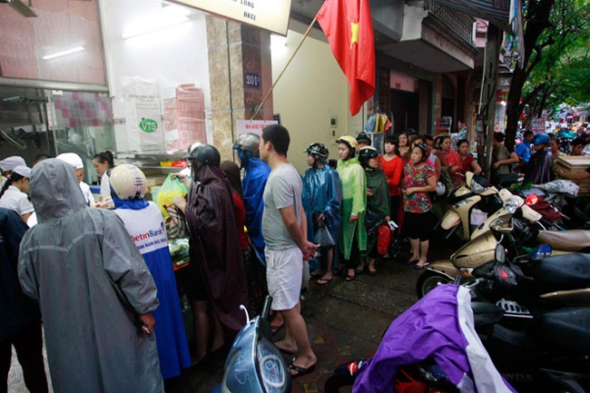 Vi sao nguoi Ha Noi doi mua, xep hang mua banh trung thu? hinh anh